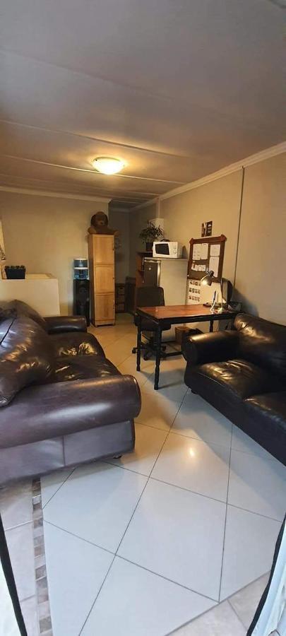 Aandrus Guesthouse Bloemfontein Buitenkant foto